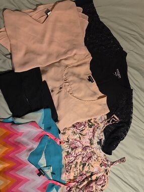 6 Mixed Women's Tops Bundle in Blush, Black, Floral & Chevron